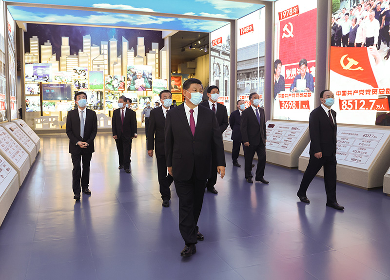 6月18日,党和国家领导人习近平、李克强、栗战书、汪洋、王沪宁、赵乐际、韩正、王岐山等在中国共产党历史展览馆参观“‘不忘初心、牢记使命’中国共产党历史展览”。新华社记者 鞠鹏 摄