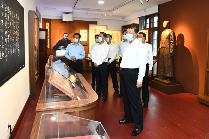 6月25日,中共中央政治局就用好红色资源、赓续红色血脉举行第三十一次集体学习。这次集体学习采取参观和讨论相结合的形式,这是习近平、李克强、栗战书、汪洋、王沪宁、赵乐际、韩正等在北大红楼参观“光辉伟业 红色序章——北大红楼与中国共产党早期北京革命活动主题展”。新华社记者 谢环驰 摄